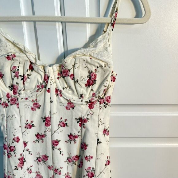 NWT WeWoreWhat Ivory Lace Trim Peplum Rose Print Corset Mini Dress.  Size 2 - Picture 4 of 8